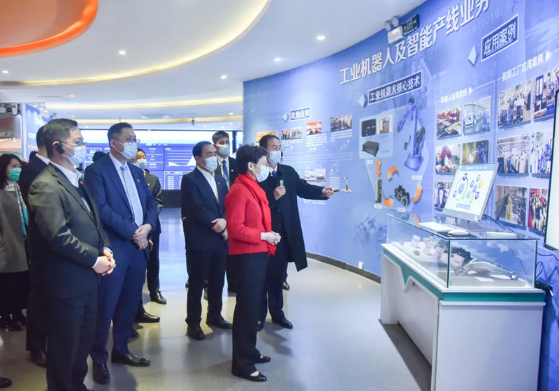 carrie-lam-visited-huazhongcnc-exhibition-hall
