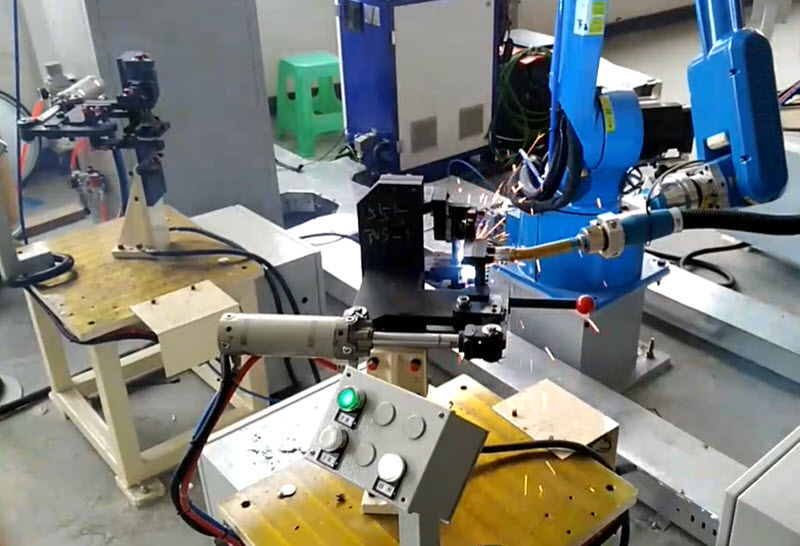 automotive part welding with robot