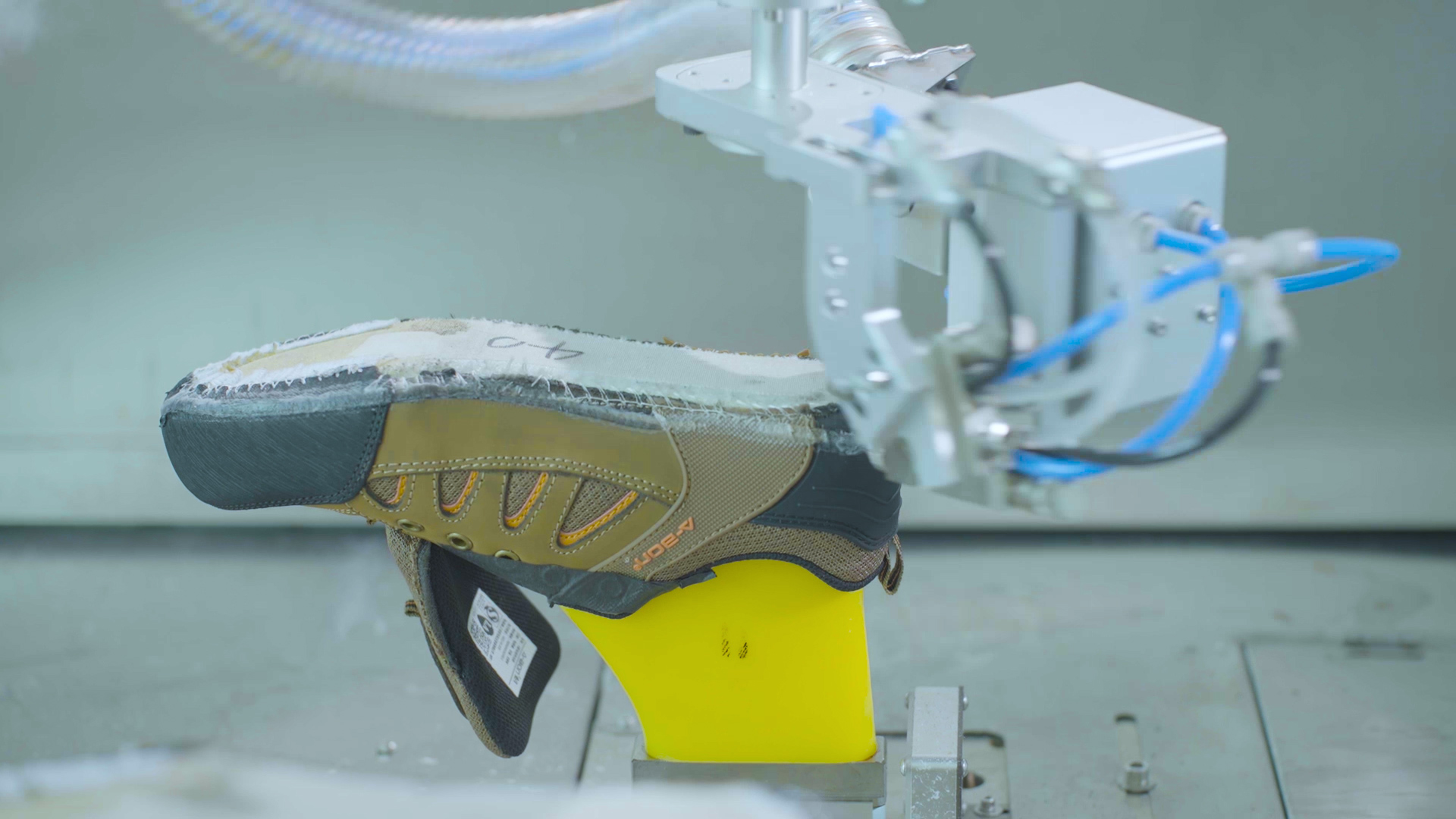Shoe manufacturing intelligent molding solutions of Huashu robot, breaking the traditional shoe industry dilemma